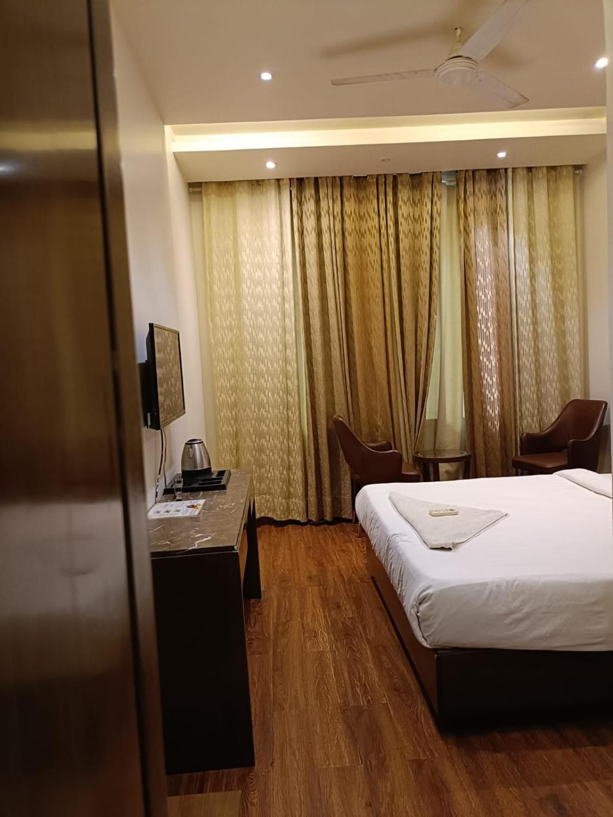 Hotel Parklane 아그라 외부 사진