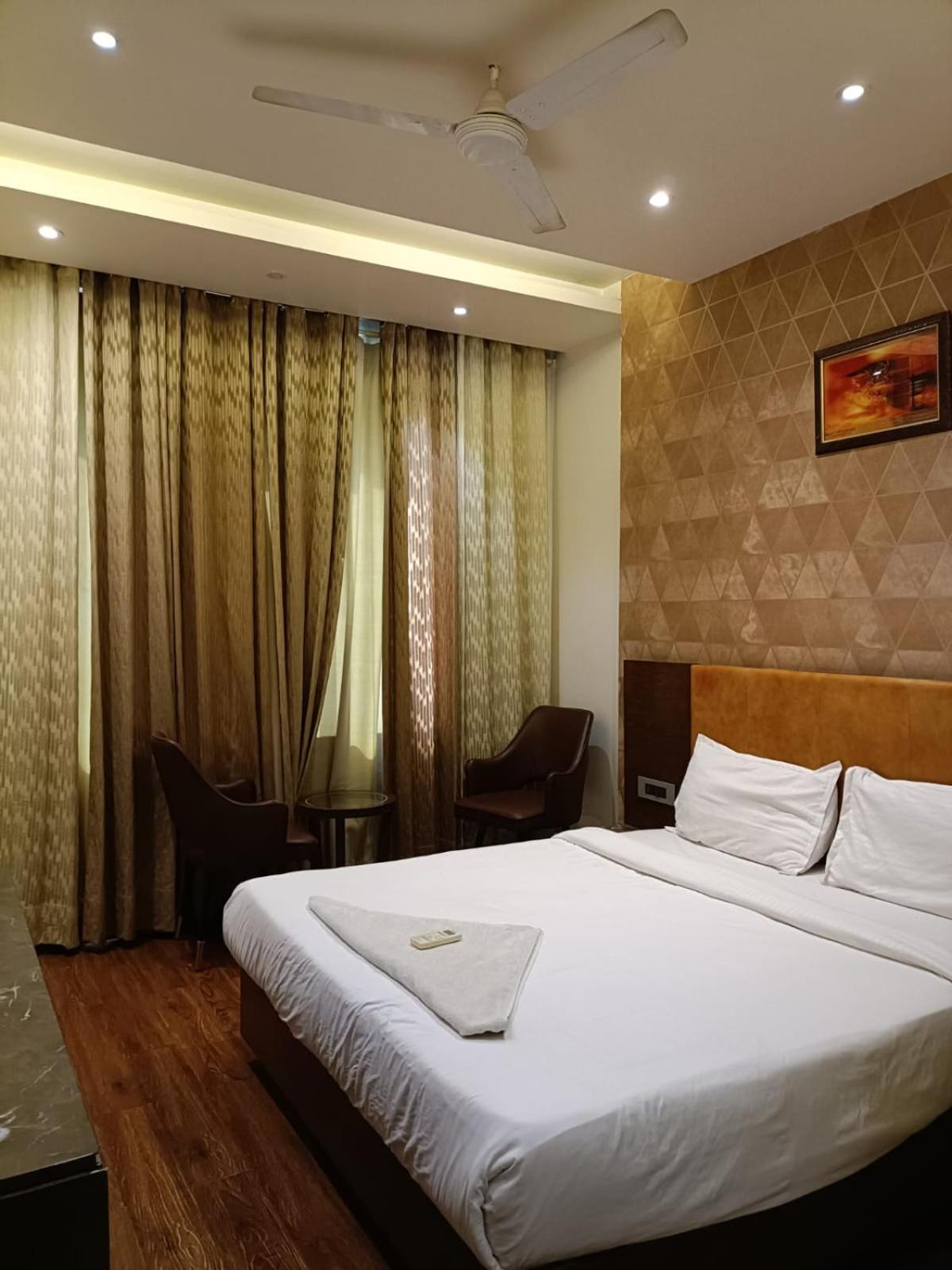 Hotel Parklane 아그라 외부 사진